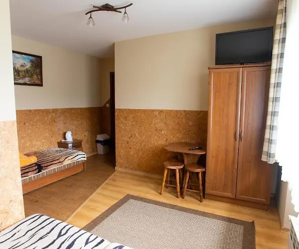 לינה וארוחת בוקר U Haliny 3*